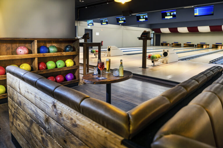 Das Familienhotel bietet Bowling, bunte Kugeln, Getränke und digitale Anzeigetafeln.