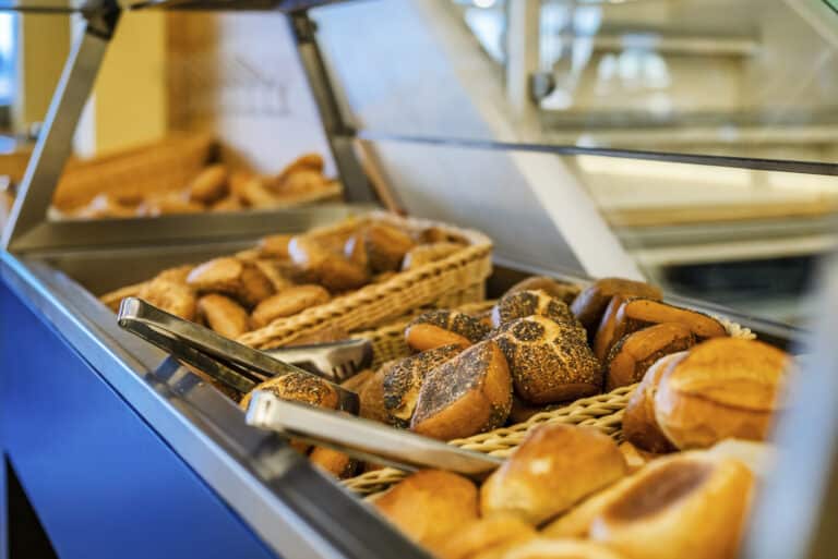 Brötchen, Brot, Bagels und Zangen für die Gäste.