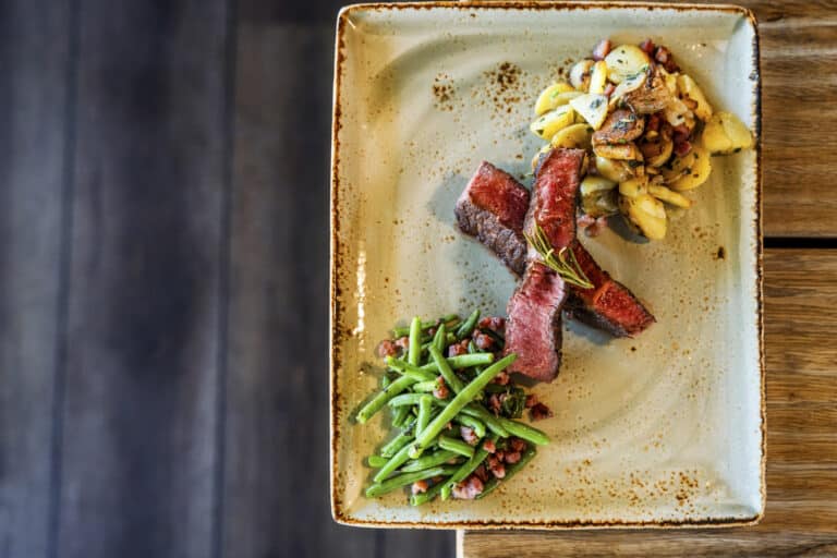 Rare Steak, Bohnen mit Speck und Nudeln - ideal zum Teilen.
