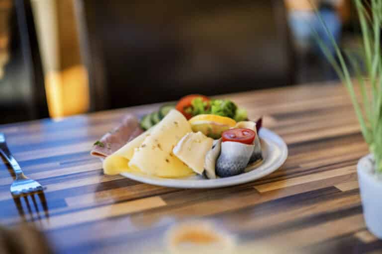Käse, Fleisch, Fisch und Gemüse auf dem Holztisch - Ostseefrühstück.