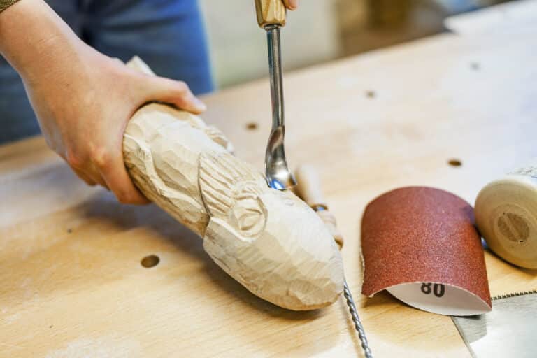 Holzschnitzen an der Werkbank - kreativer Spaß im familienhotel.