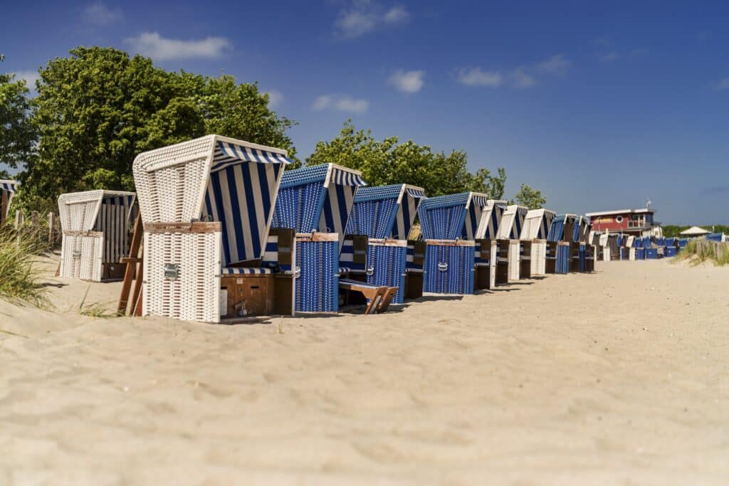 Blaue und weiße Strandkörbe am Ostseestrand
