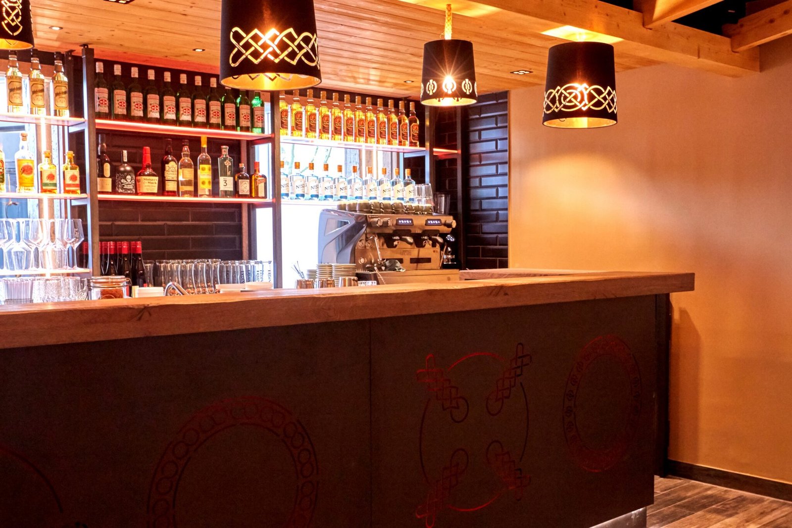 Bar med spiritusreoler i restauranten på Ostsee Resort Damp.