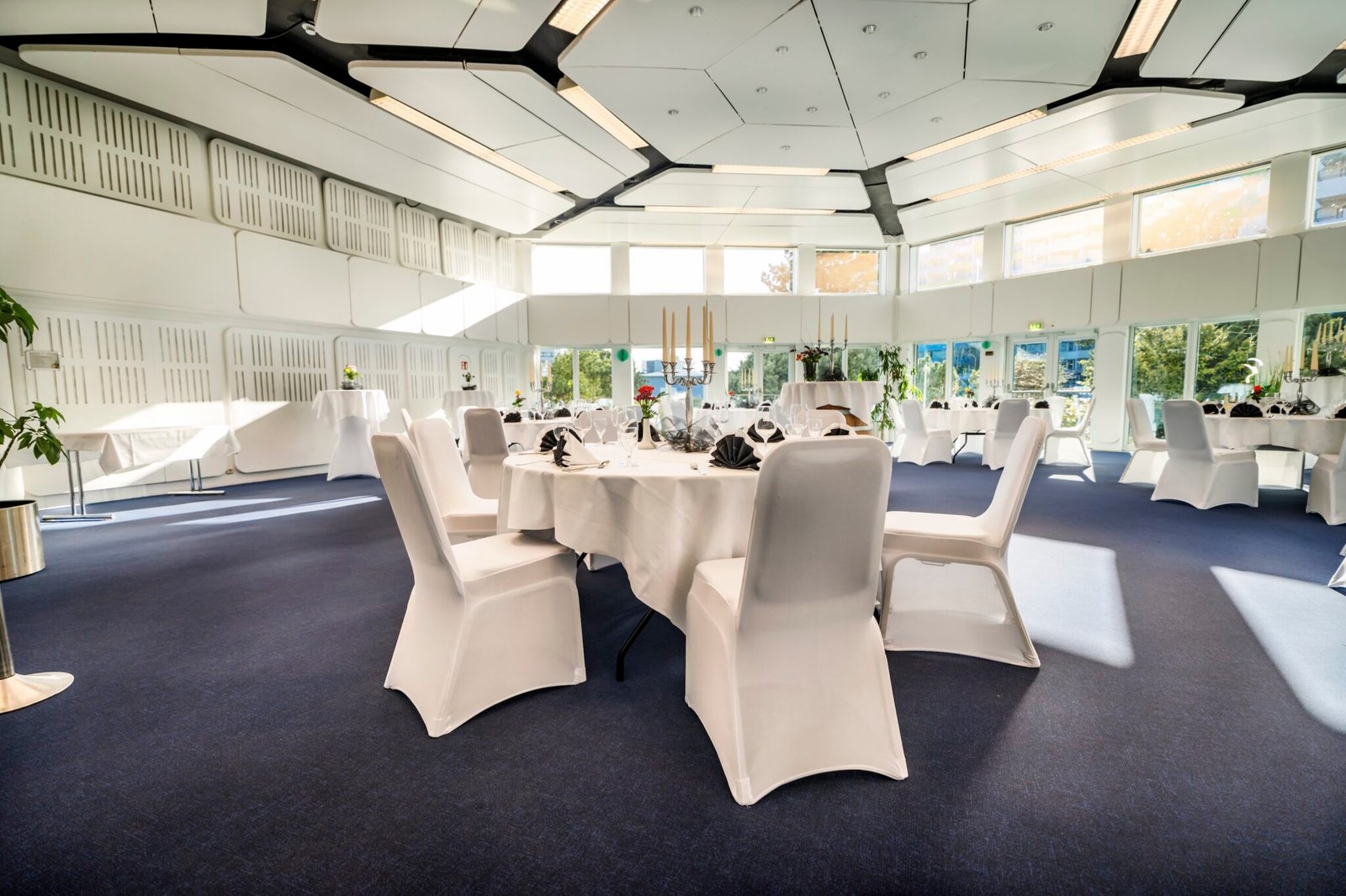 Veranstaltungstische im Speisesaal des Ostsee Resorts Damp.