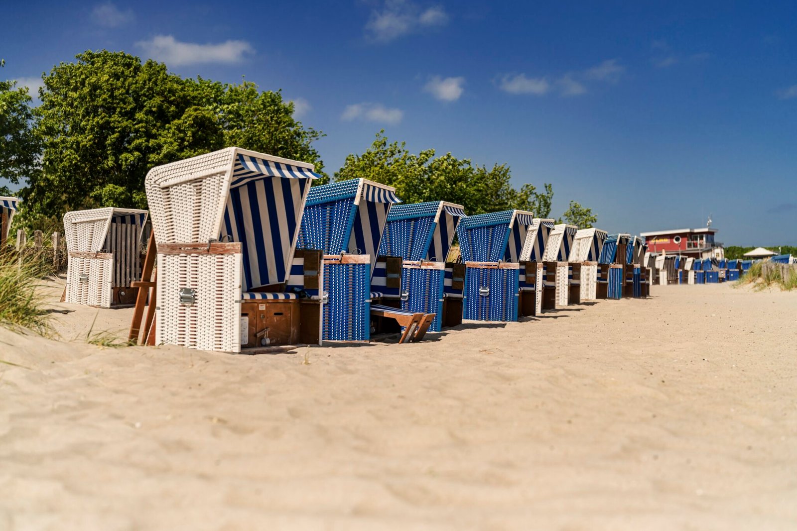 Blå og hvide strandstole med parasol, ferie på Ostsee Resort Damp.