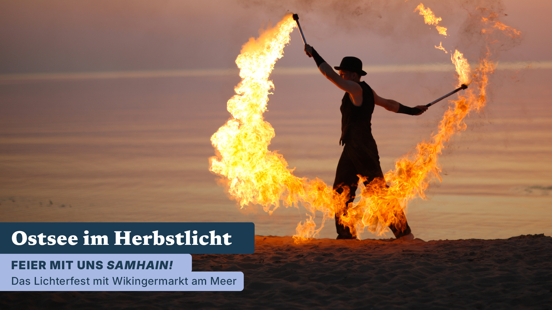 Feuer-show-baltic-ostsee: Darsteller mit brennenden Fackeln, Festspieltext überlagert.
