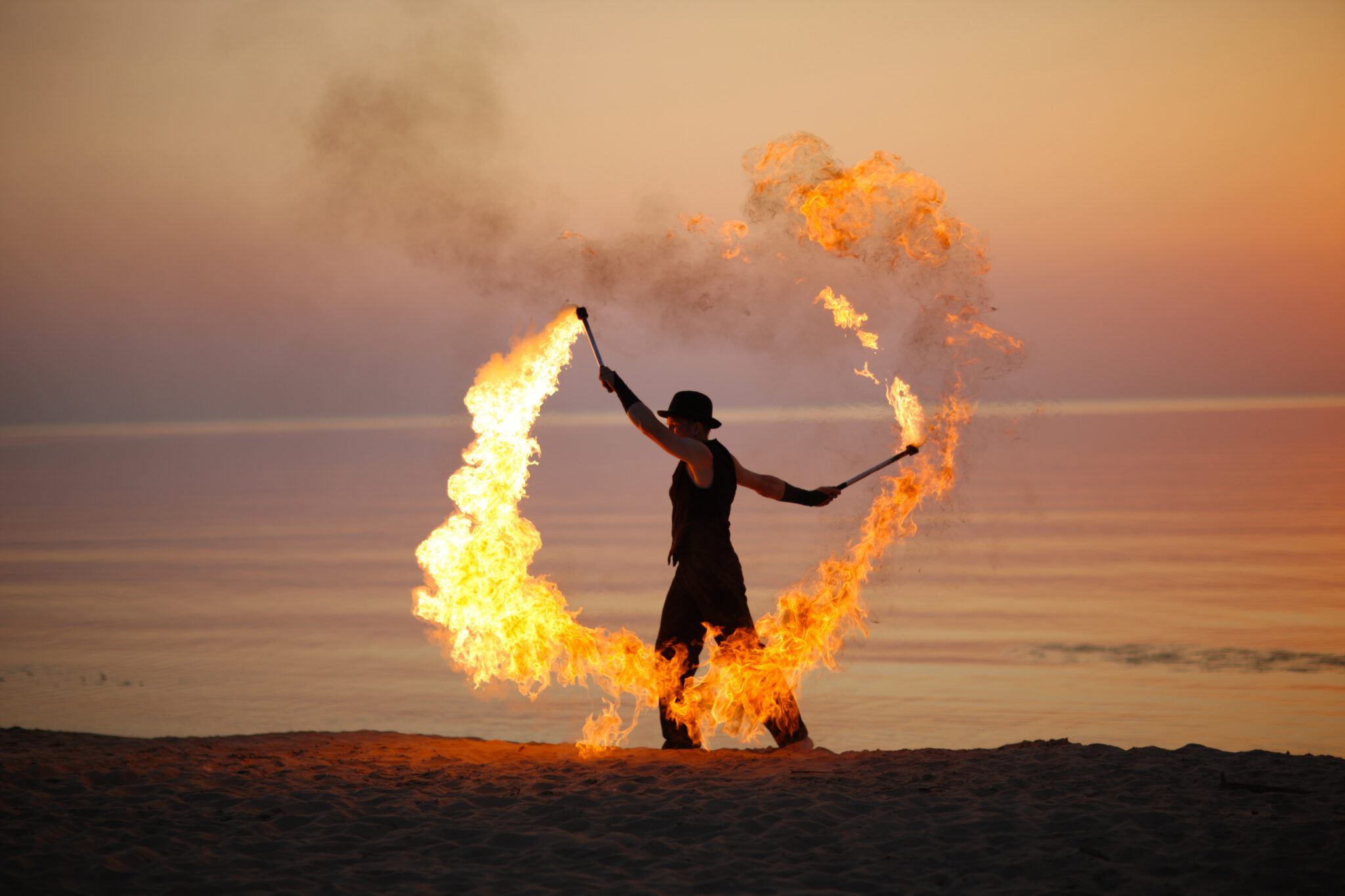 Feuertanz_sonnenuntergang_Ostsee: Feuertänze der Hutträger am Samhain-Strand.