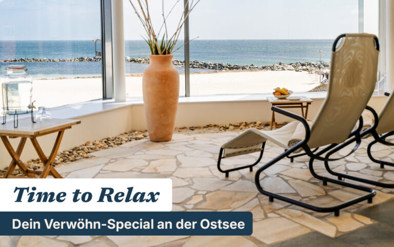 Ostsee_relax.jpg: Liegestühle mit Blick aufs Meer, Text "Zeit zum Entspannen".