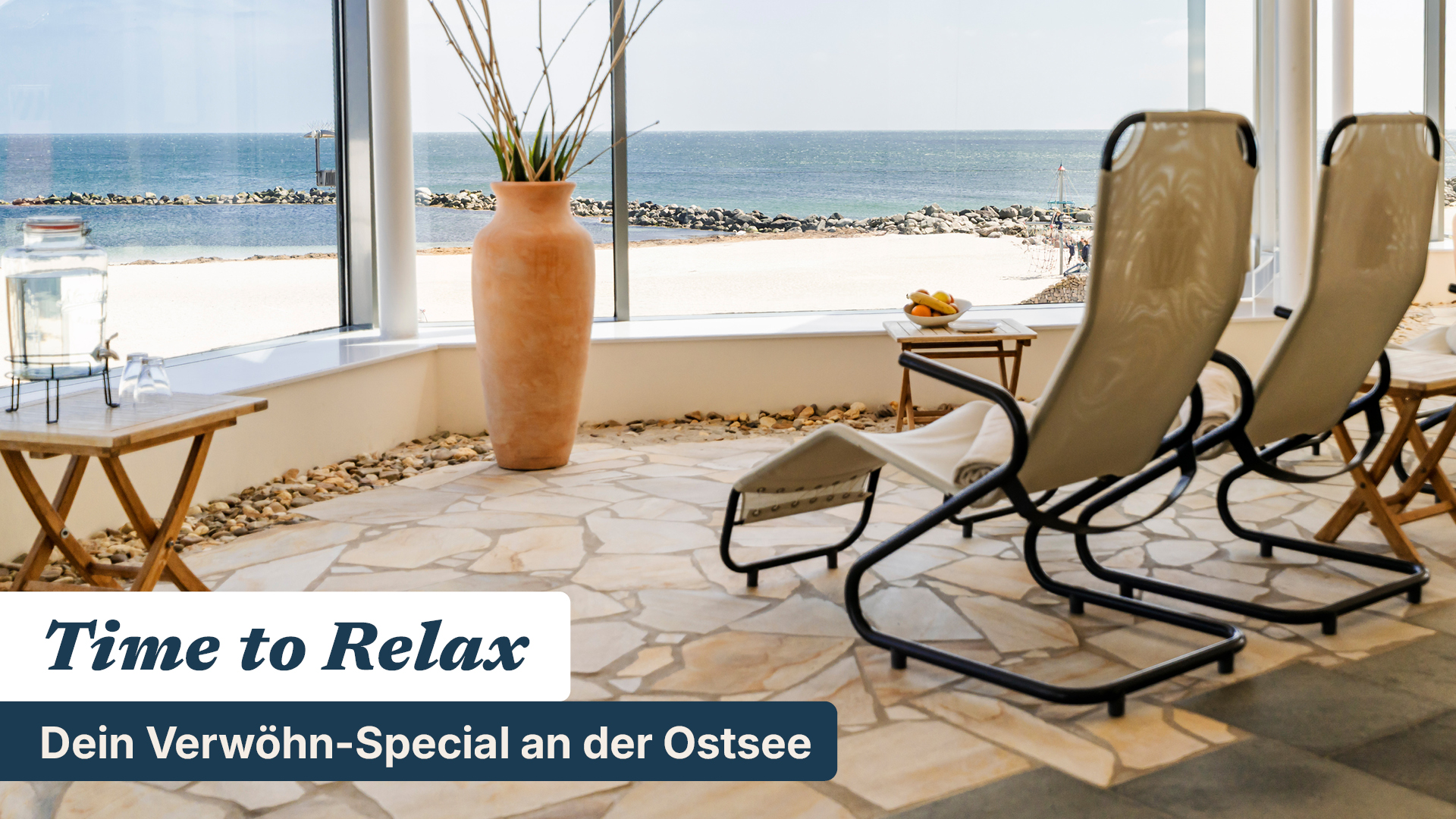 Ostsee_relax.jpg: Liegestühle mit Blick aufs Meer, Text "Zeit zum Entspannen".