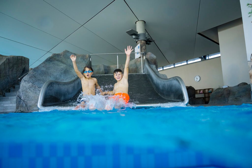 Zwei Jungen planschen im Damp-Pool eines Ostsee-Resorts.