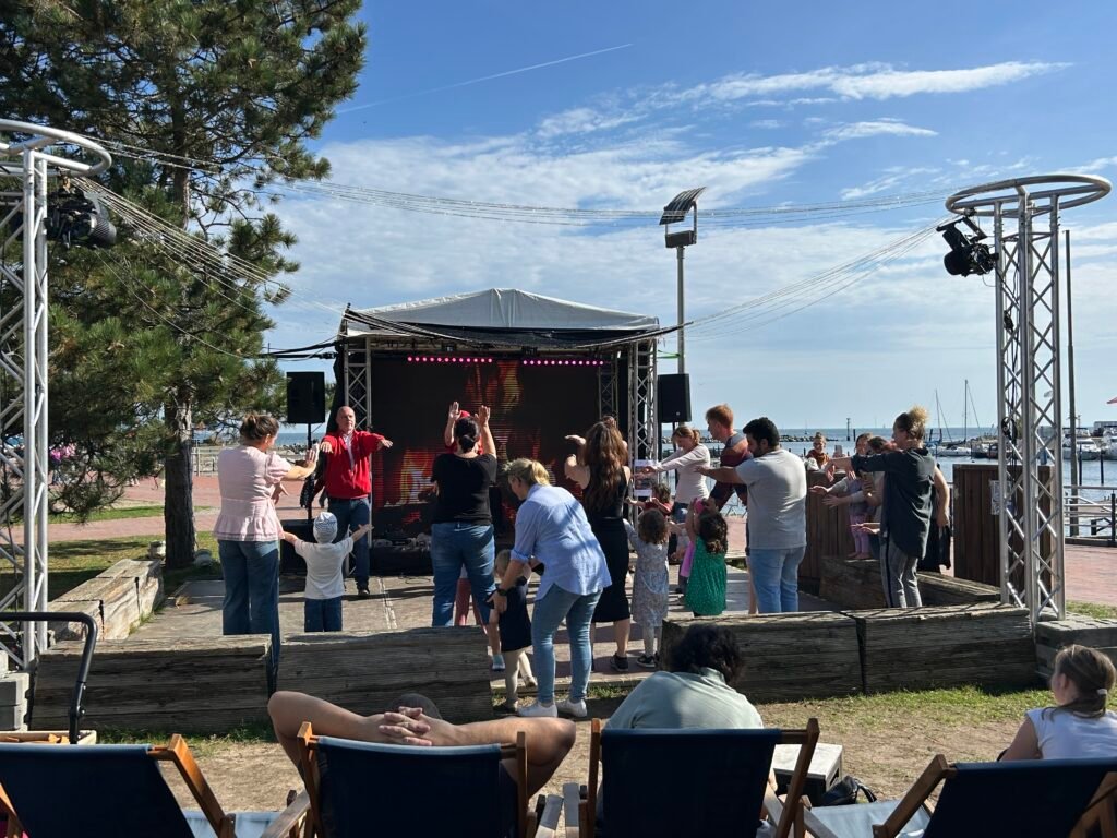 Menschen tanzen auf der Bühne im Ostsee Resort Damp.