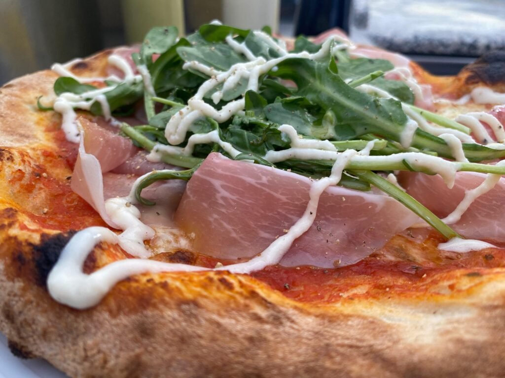 Pizza mit Prosciutto und Rucola im Ostsee Resort Damp.