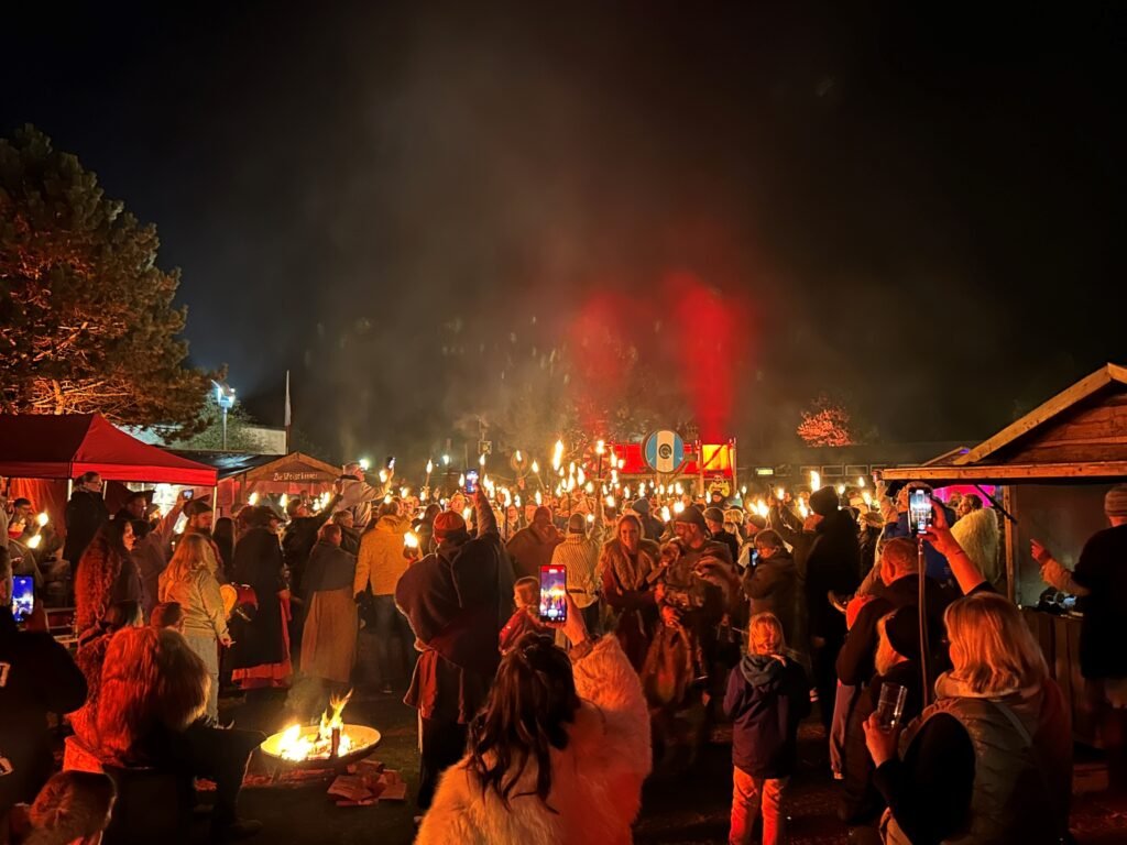 Menschenmenge beim nächtlichen Samhain-Feuerfest im Ostsee Resort Damp.