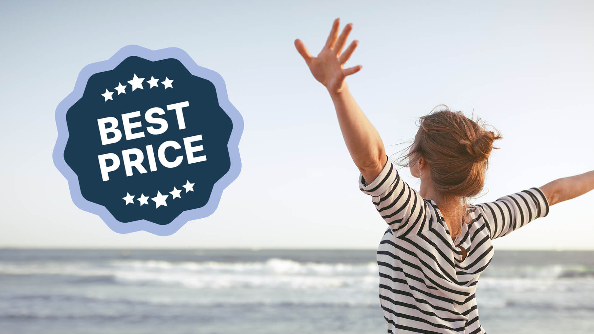 Bestpreise-strand.jpg: Gestreifte Person, Arme hoch, Blick aufs Meer, Bestpreis-Plakette.
