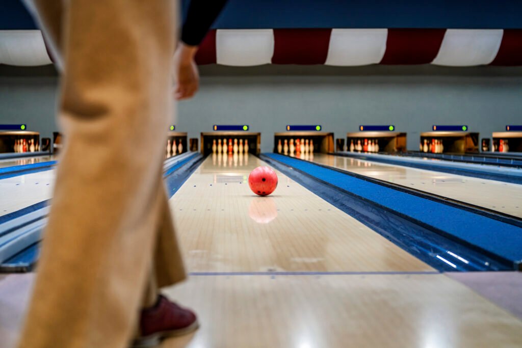 Eine rote Bowlingkugel rollt im Bowling Damp im Ostsee Resort Damp.