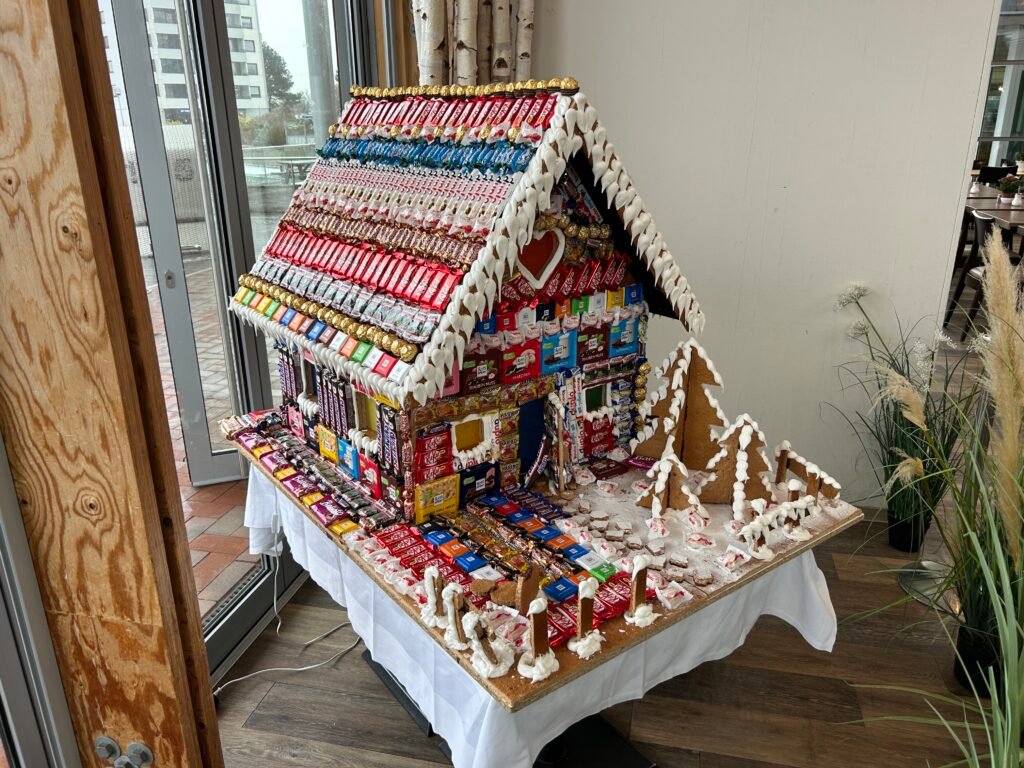 Mit Süßigkeiten verziertes Lebkuchenhaus im Urlaubsziel Ostsee Resort Damp.