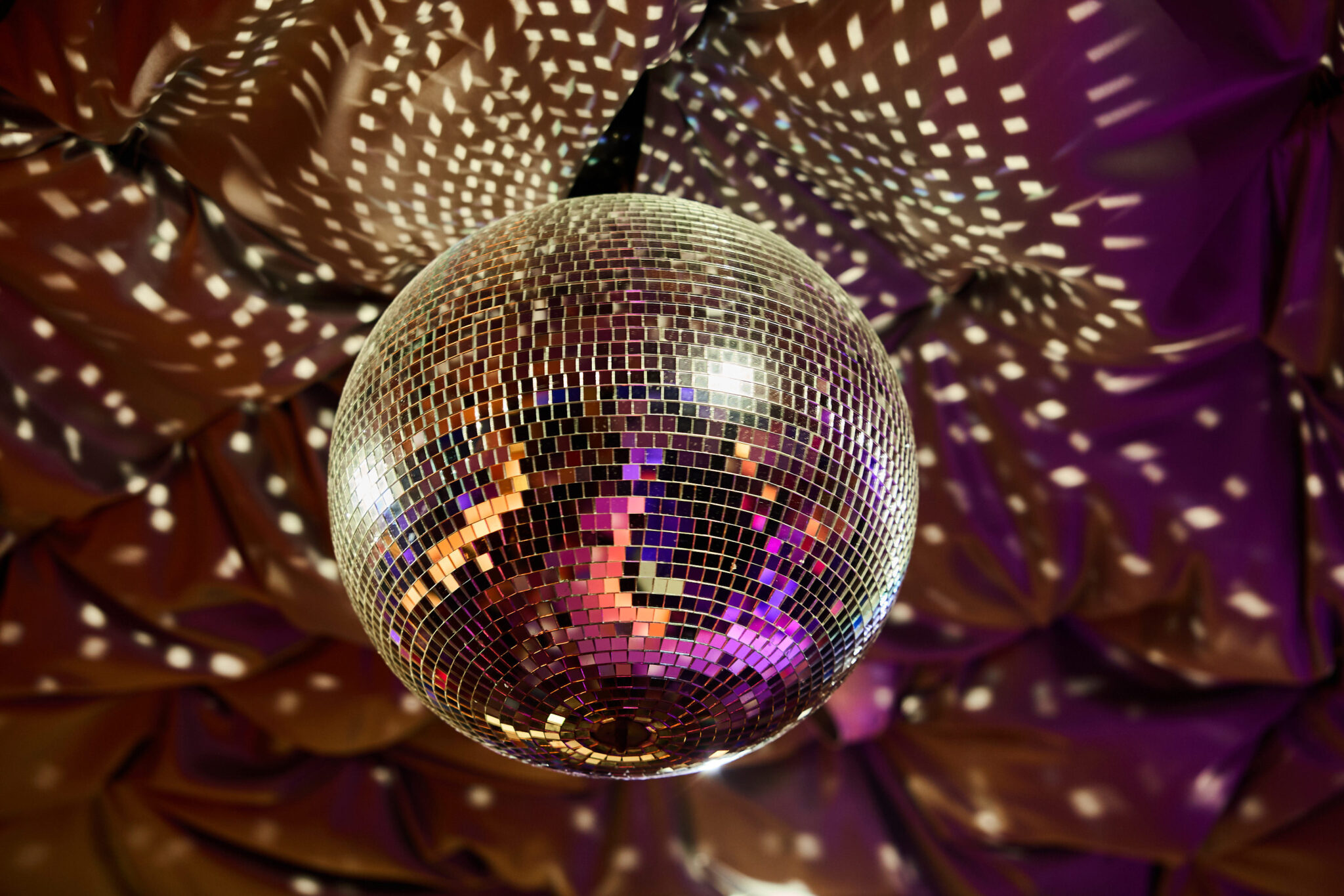 Ostsee_resort_disco_ball funkelt leicht auf lila Hintergrund, Willkommen!.