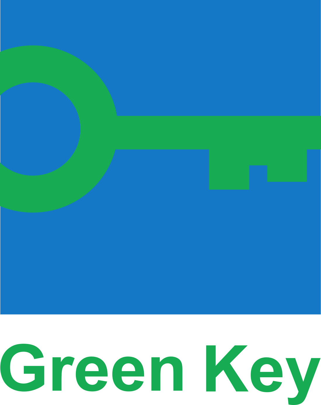 Grüner-schlüssel-logo.png: Grünes Schlüsselsymbol über "Green Key", blauer und weißer Hintergrund.