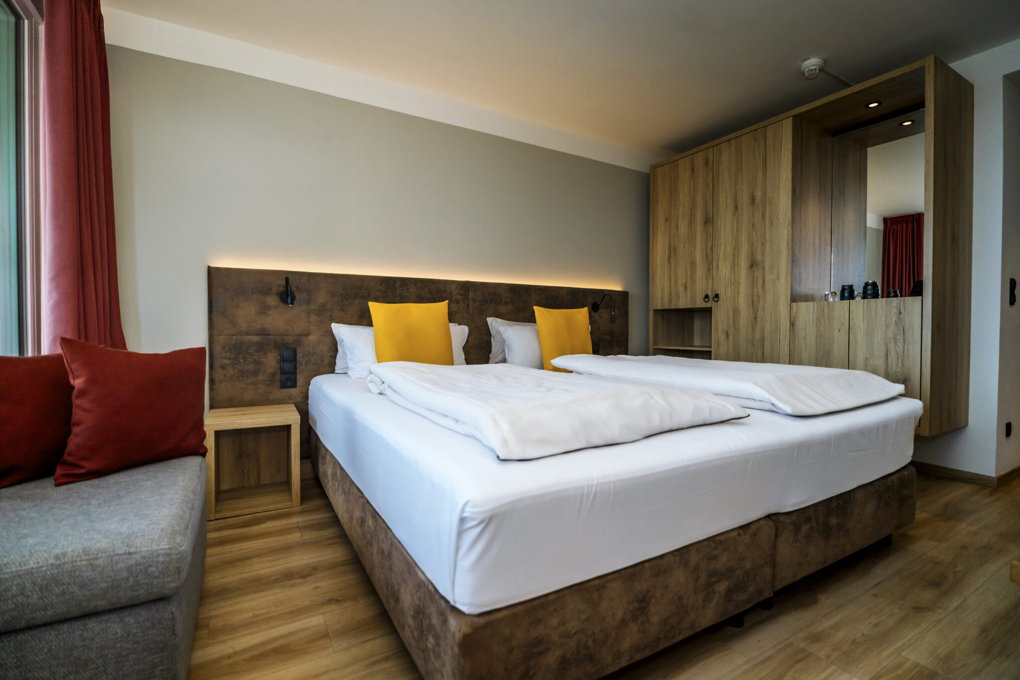 Komfortzimmer in Damp mit einem King-Size Bett und einer grauen Couch