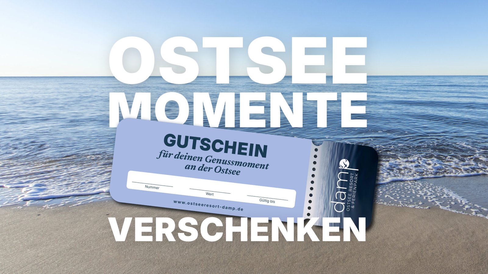 Geschenkgutschein für das Ostsee Resort Damp, vor der Kulisse der ruhigen Ostsee.