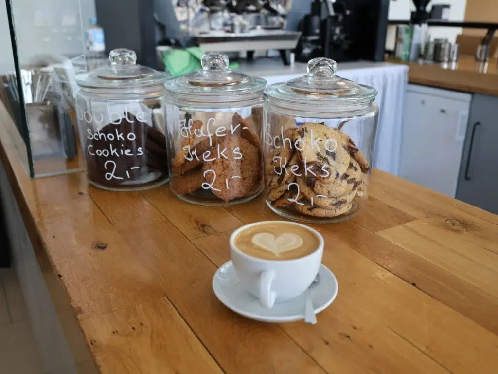Ostsee-Resort-Damp-Kekse-Cappuccino-Herz-Schaum-Holz-Theke.