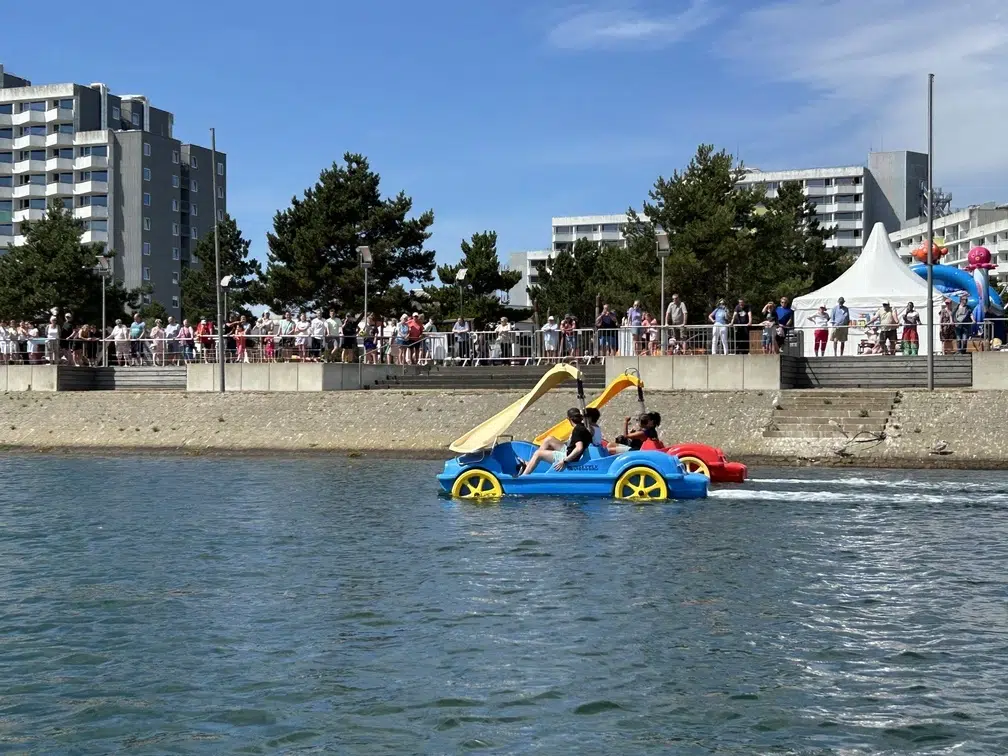 Damp_harborfest.jpg: Schwanenboot, Menschenmengen, festliche Szene im Ostsee-Resort Damp.