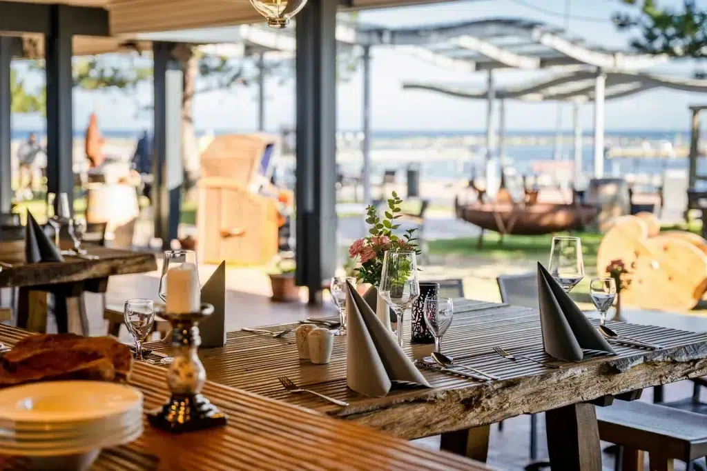 Schön gedeckter Tisch für 4 Personen mit Hafenblick im Restaurant Isfjord, Damp Ostsee Resort