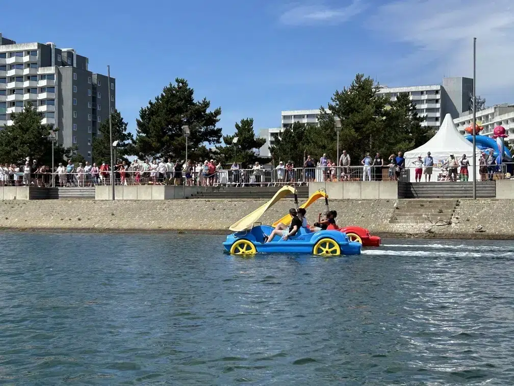 Damp_harborfest.jpg: Schwanenboot, Menschenmengen, festliche Szene im Ostsee-Resort Damp.