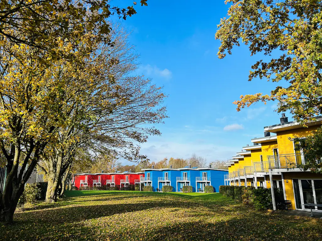 Farbenfrohe Herbstgebäude im Ostsee Resort Damp, einem einladenden Urlaubsziel.
