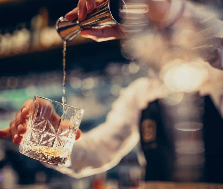 Der Barkeeper gießt in ein geätztes Glas, die Vorfreude ist groß.