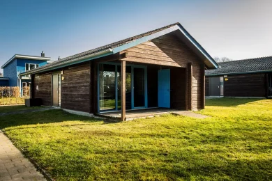 Gemütliches Holzhäuschen im Ostsee Resort Damp – der perfekte Ort für einen Urlaub.