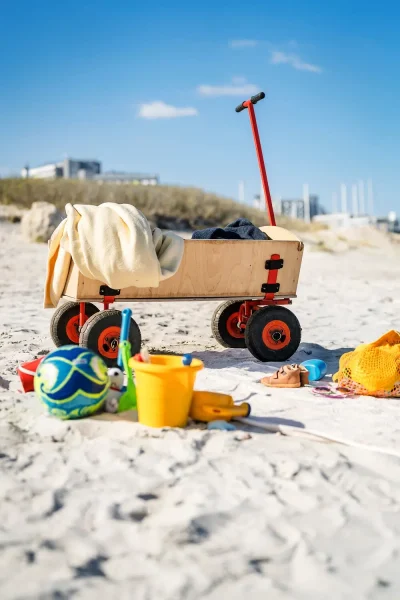 Damp_Bollerwagen und Kinderspielzeug am Strand_01