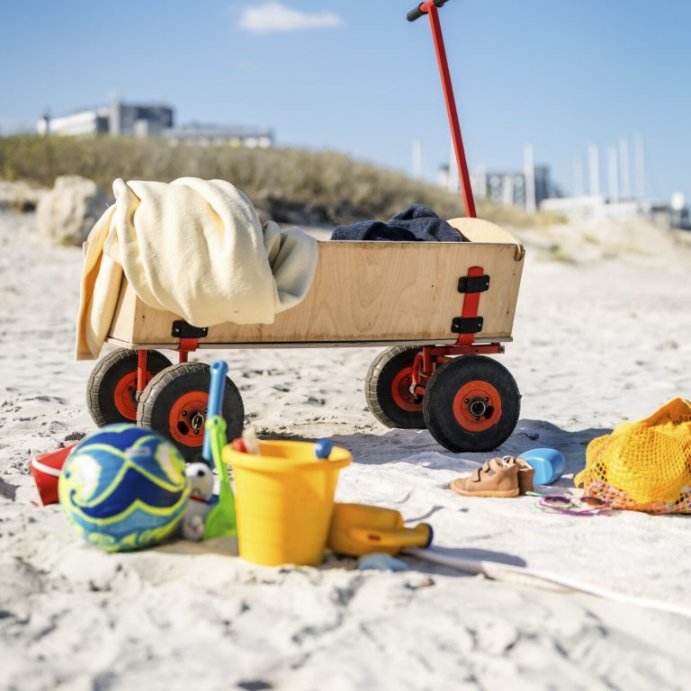 Damp_Bollerwagen und Kinderspielzeug am Strand_01