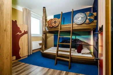 Kinderzimmer, Etagenbett, nordisches Ambiente – Urlaubsstimmung im Ostsee Resort Damp.