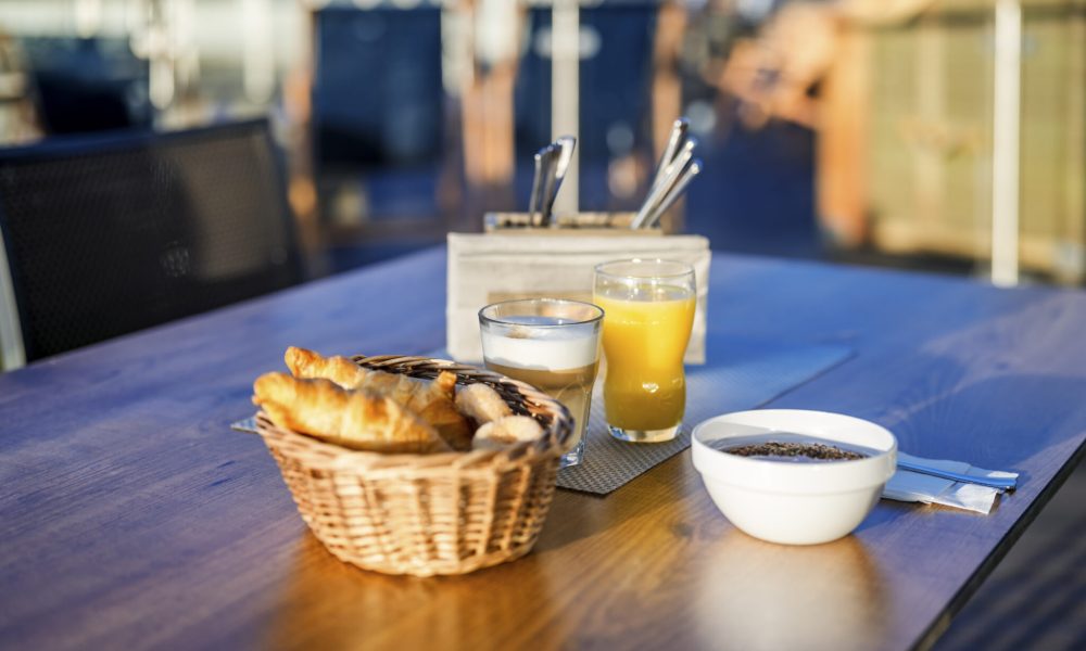 Breakfast_spread.jpg viser wienerbrød, morgenmadsprodukter, juice og kaffe på bordet.