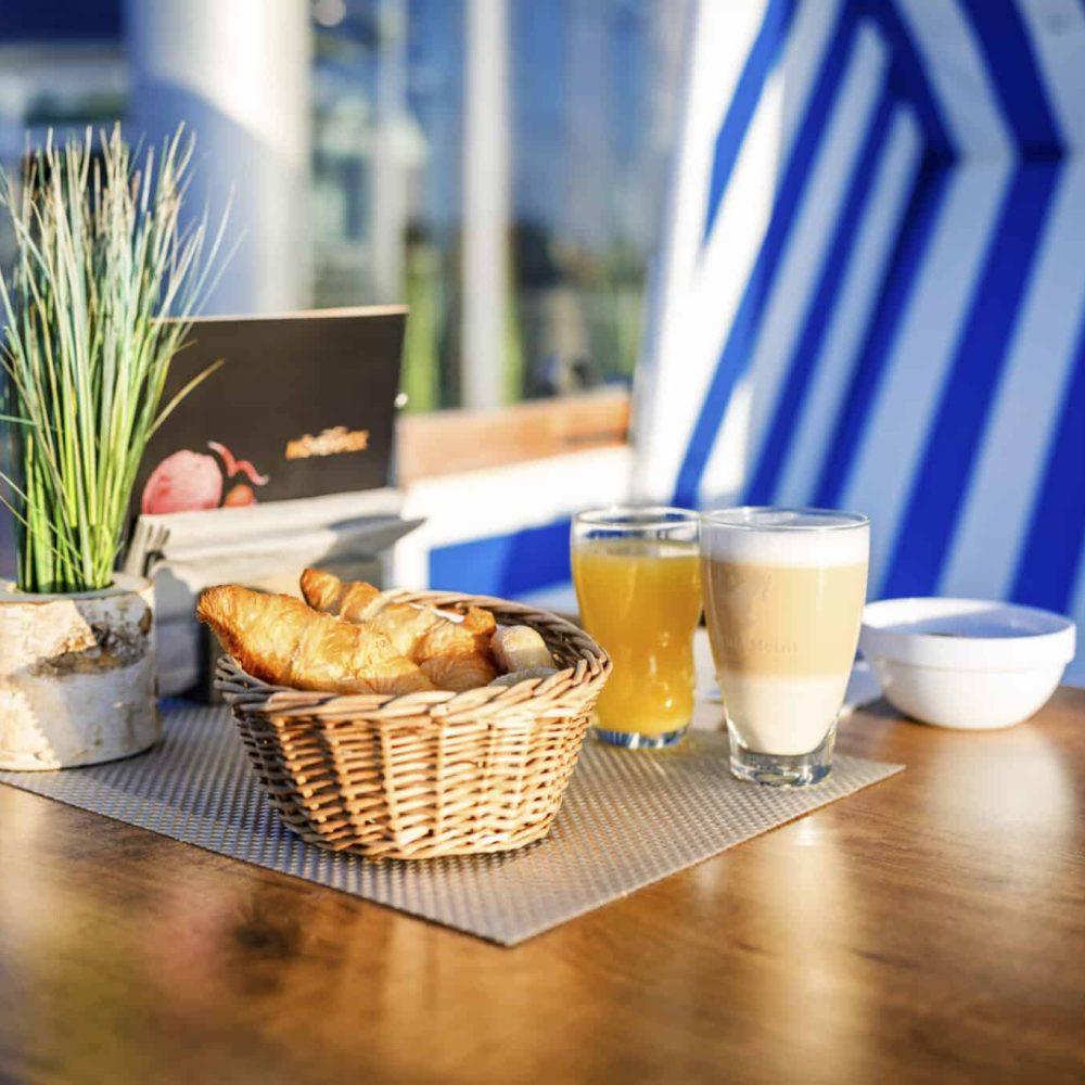 Croissants, Saft und Milchkaffee auf dem Tisch - ein ideales Ostsee-Frühstück.