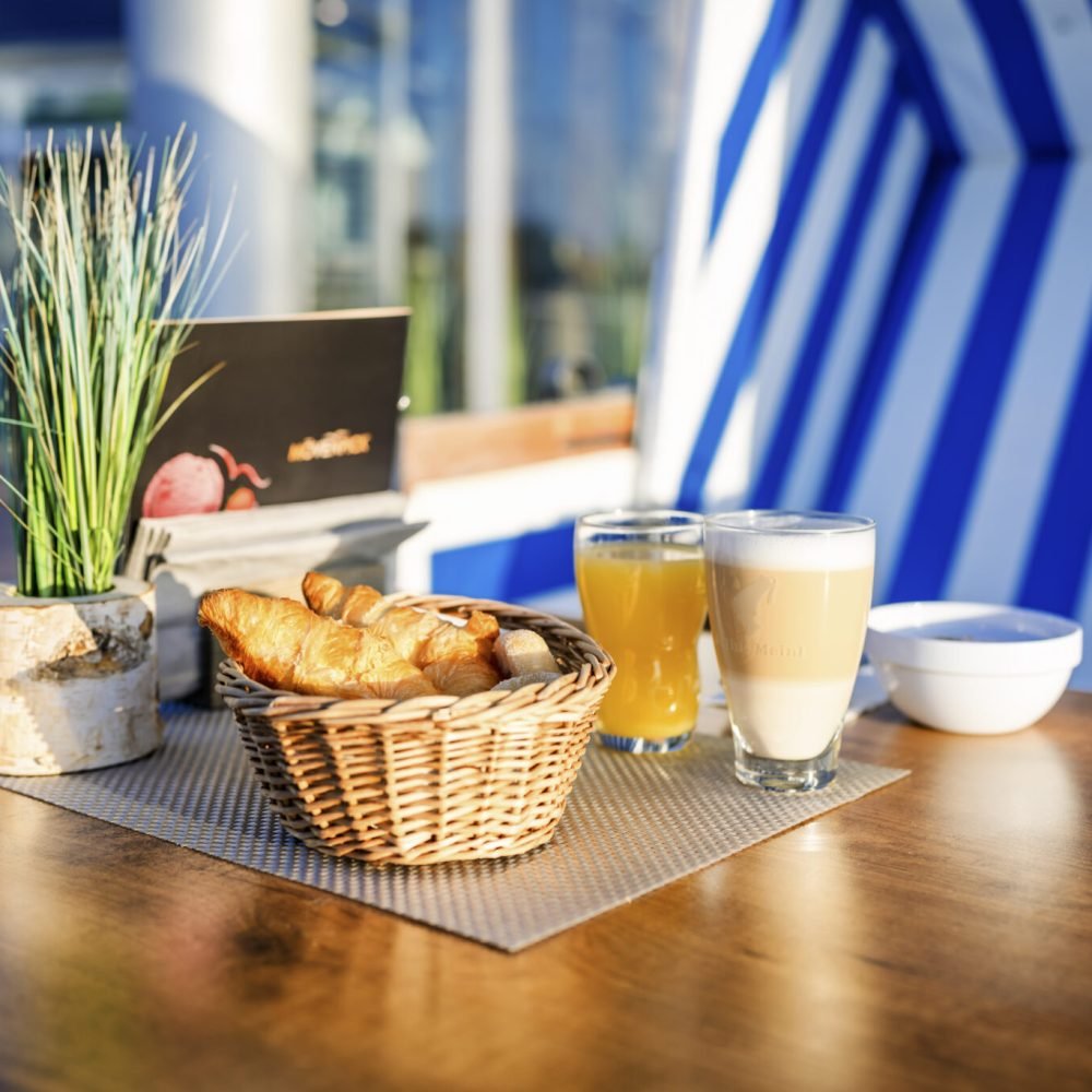Croissants, Saft und Milchkaffee auf dem Tisch - ein ideales Ostsee-Frühstück.