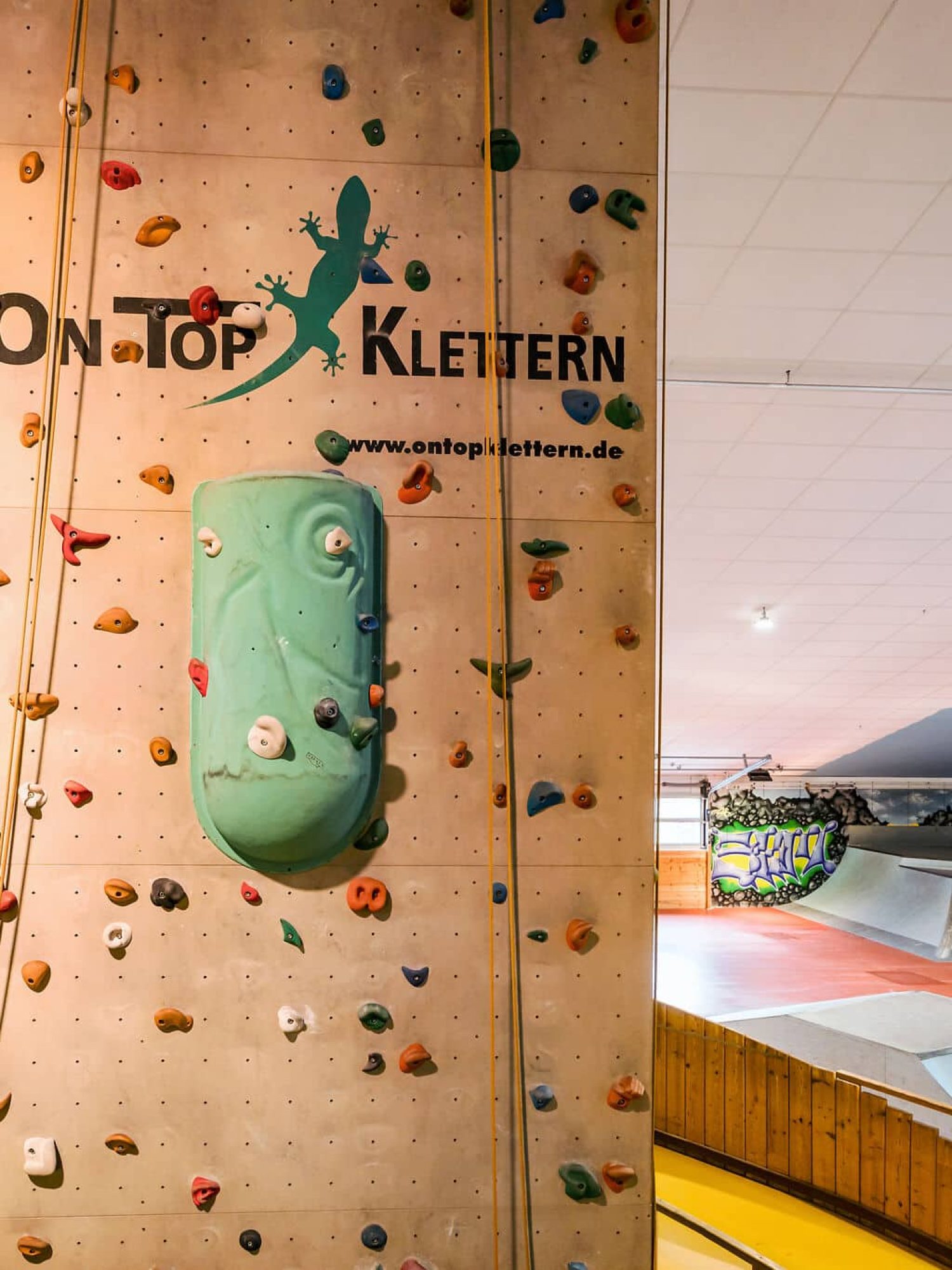 Links: Indoor-Kletterwand, "ON TOP KLETTERN". Rechts: Skatepark.
