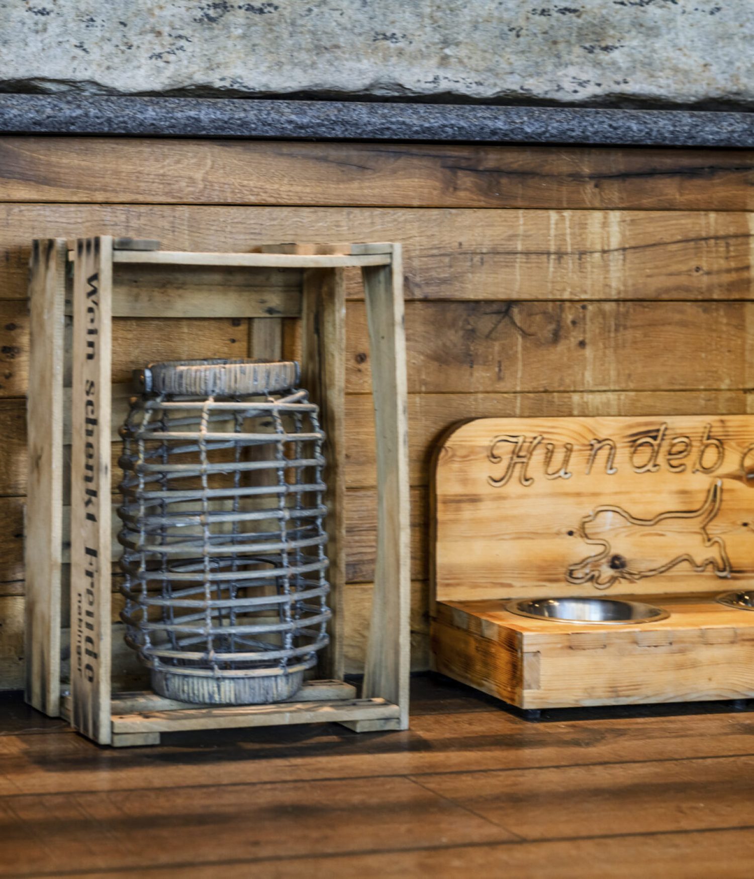 Hundebar-rustikale-holz-fütterung-metall-schalen-hund-hotel-charm.