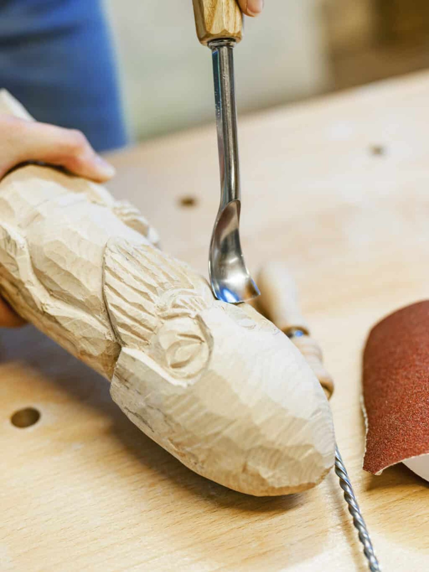 Holzschnitzen an der Werkbank - kreativer Spaß im familienhotel.