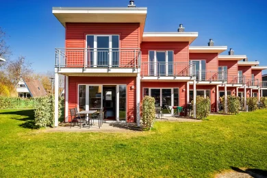 Modernes rotes Haus im Ostsee-Resort Damp – das perfekte Urlaubsziel.