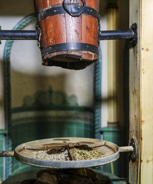 Holzeimer, rundes Tablett mit Kräutern; Kacheln, die an die Ruhe im Spa erinnern.
