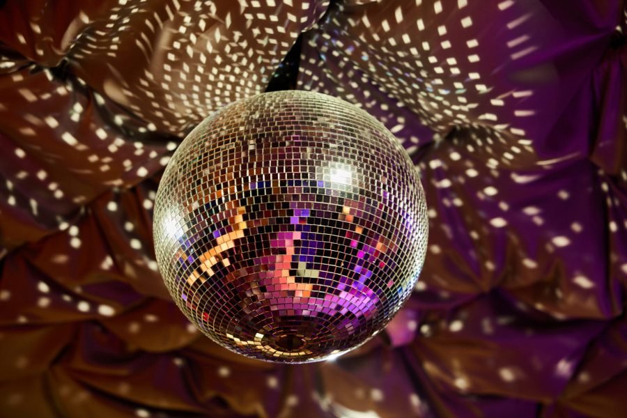 Ostsee_resort_disco_ball funkelt leicht auf lila Hintergrund, Willkommen!.