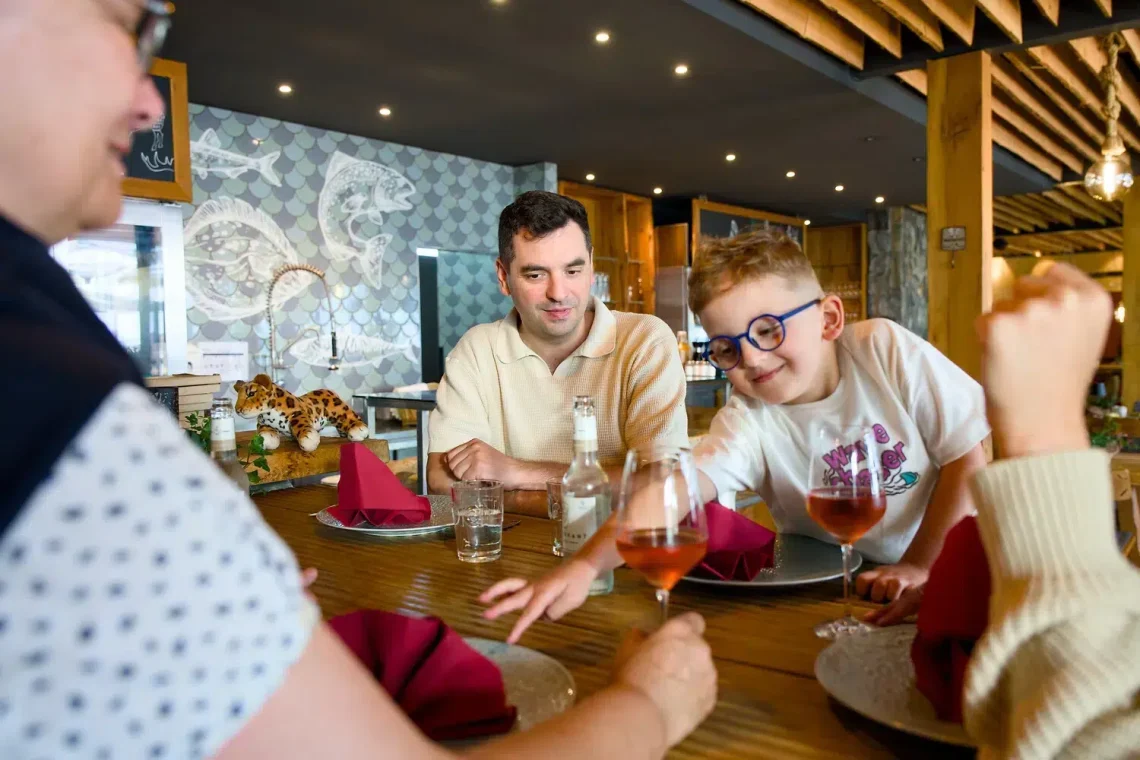 Junge mit Brille beim Essen, Ostsee Resort Damp – Feiertagsfeier.